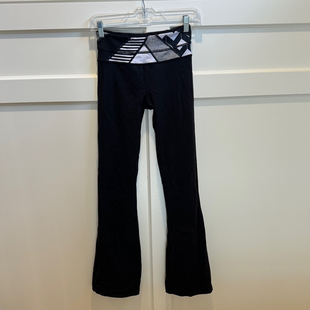 VINTAGE UNIQUE FIT & Flair Lululemon Black Yoga Pants with Patterned Waistband